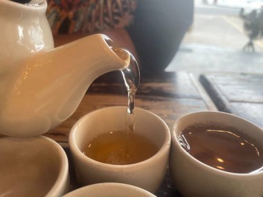 Küçük bardaklara çay dök.