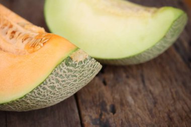 Yeşil ve turuncu kavunlar.