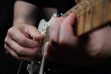 Siyah arkaplanda gitarist