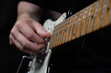 Siyah arkaplanda gitarist