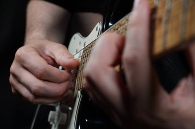 Siyah arkaplanda gitarist