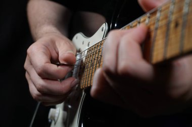 Siyah arkaplanda gitarist