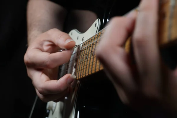 Гитарист Черном Фоне — стоковое фото