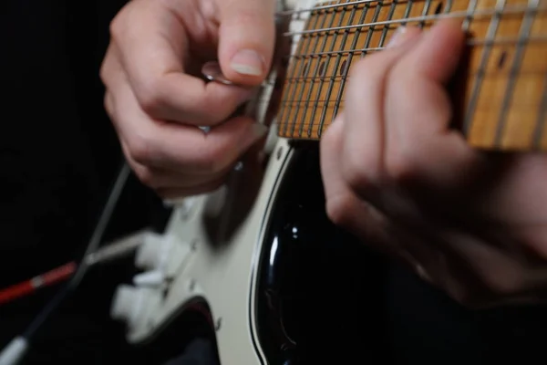 Siyah arkaplanda gitarist