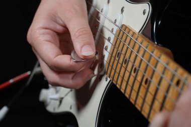 Siyah arkaplanda gitarist