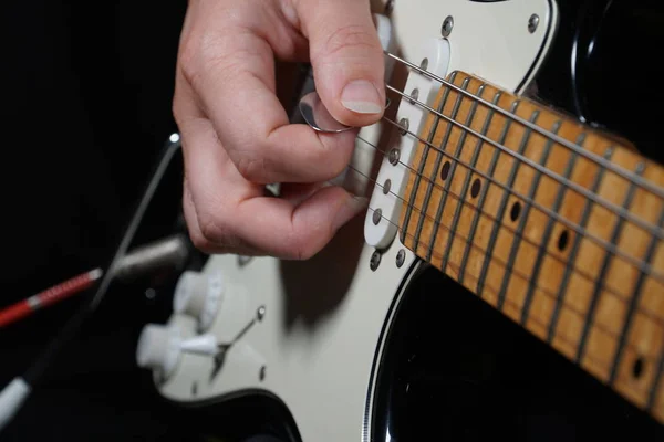 Siyah arkaplanda gitarist