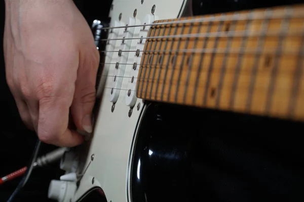 Siyah arkaplanda gitarist