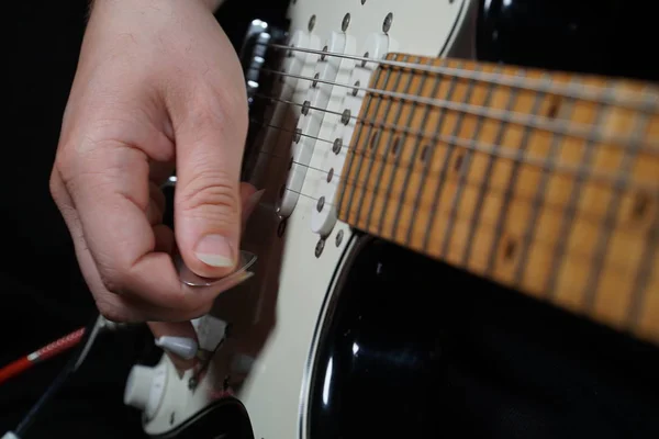 Siyah arkaplanda gitarist