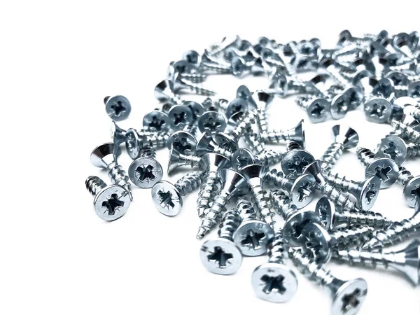 Beyaz bir arka planda küçük vidalar.