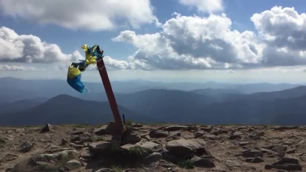 Flaga Karpatach Jest Rozdarta Wiatru Czas Widok Najwyższego Punktu Ukrainie — Wideo stockowe