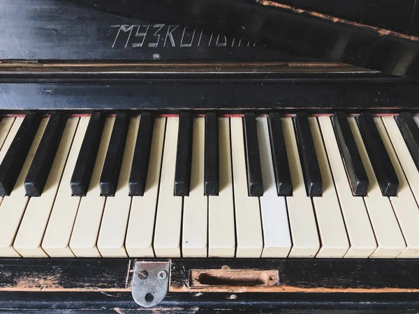 eski piyano tuşları.
