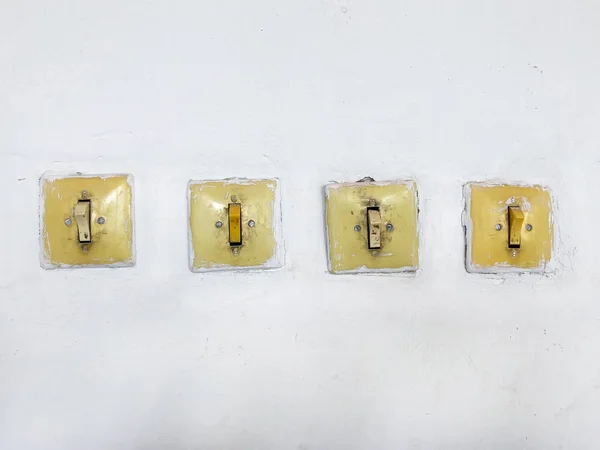Vintage anahtarları ve Duvarda ışık anahtarları.