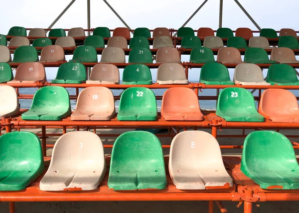 Cadeiras de plástico no estádio . — Fotografia de Stock