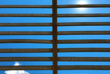 Gökyüzü ve ahşap kafes.