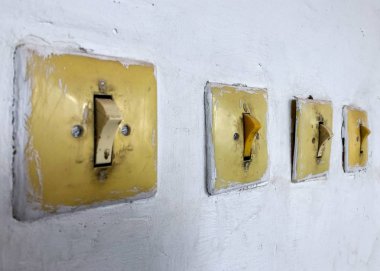 Duvarda vintage anahtarı ve ışık anahtarı.