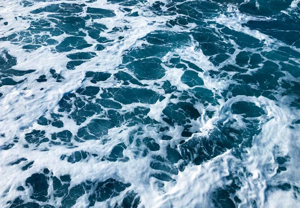 Köpük dalgaları ile deniz.