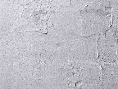 Duvarda eleman alçı.