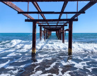 Terk edilmiş iskelenin altında.