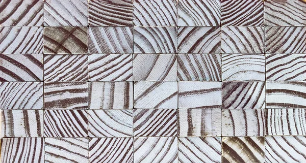 Küçük kütükler, dokusunun ahşap kısmının bir dilimine dikkatlice yerleştirilmiş..