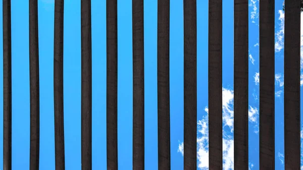 Güneşli bir günde ahşap kafesten gökyüzünün manzarası.