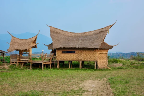 Tayland Kuzey Bölgesinde Plandaki Dağda Eşsiz Çatı Tasarımı Yeşile Sahip — Stok fotoğraf