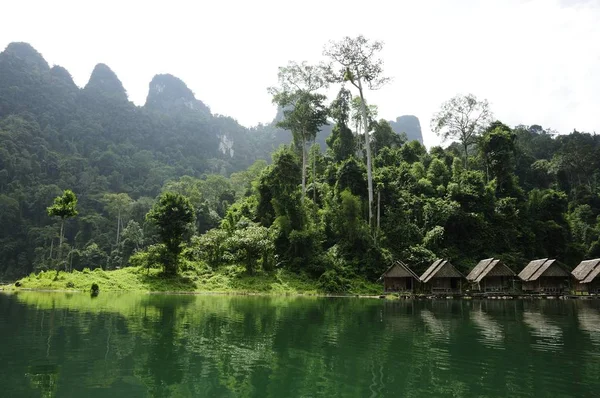 Floß Hausboot Rajjaprabha Damm Surat Thani Provinz Thailand Horizontales Farbbild — Stockfoto