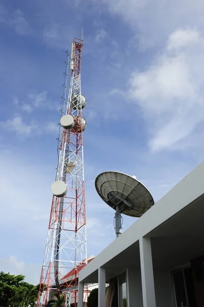 Estación Comunicación Con Torre Antena Parabólica —  Fotos de Stock