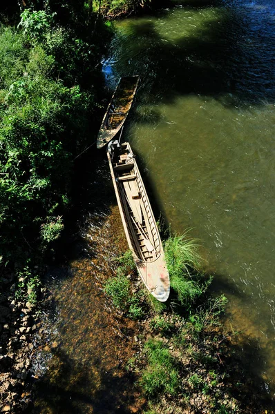 Nahaufnahme Alte Holzboot Und Natürliches Dock Mit Grünem Gras Fluss — Stockfoto