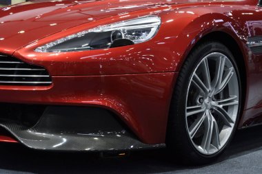 Nonthaburi, Tayland - 2 Aralık 2018: Aston Martin Vanquish S Coupe 2018, far ve tekerlek.