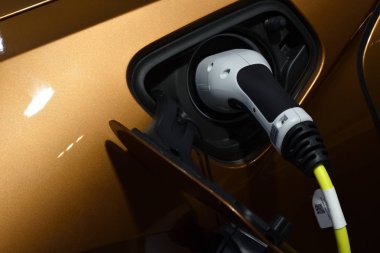 Yeni Bmw i8 Roadster 2018, şarj veya yakıt ikmali.