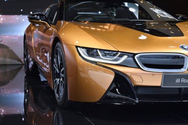 Yeni Bmw i8 Roadster 2018, Led farlar ve lazer yüksek ışın modu.