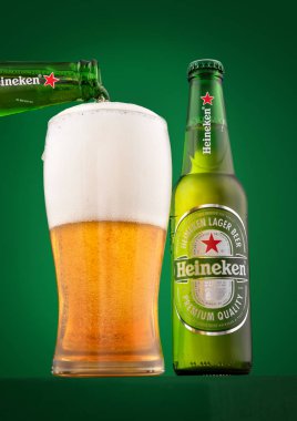 Yakutsk, Yakutya, Rusya - 10 Temmuz 2018: bir bardak bira Heineken bira bira, Amsterdam, Hollanda etiket dökme