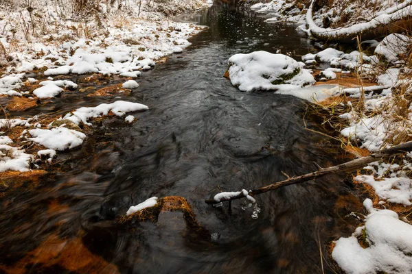 森林里第一片有小溪的雪 冬天的开始 晚秋风景的第一场霜冻 — 图库照片