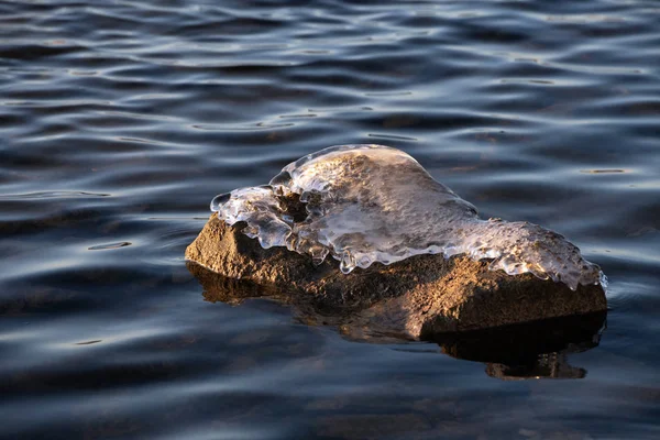 日落时分 萨哈共和国雅库特海岸的冰岸和冰冷的开放水域 日落时带着冰帽的石头在水里放松的景象 — 图库照片