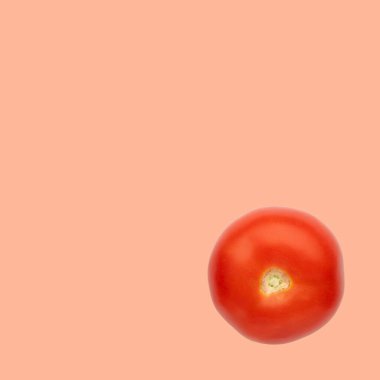 Renkli arkaplanda olgun bir domates.