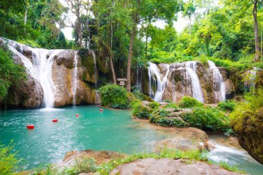 Barış şelale yıl boyunca su güzel. Zümrüt yeşili sudur. Doi Phu Nang Milli Park, Phayao, Tayland bulunan. Şelale doğa manzara