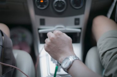 Sol el kişinin vites değiştirme.