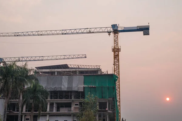 Vinç İnşaat ekipmanları ışınlama kullanarak bina inşaatı