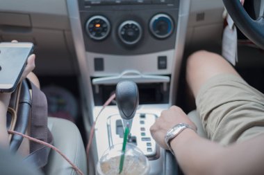 Sol el kişinin vites değiştirme.