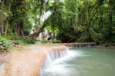 Barış şelale yıl boyunca su güzel. Zümrüt yeşili sudur. Doi Phu Nang Milli Park, Phayao, Tayland bulunan. Şelale doğa manzara