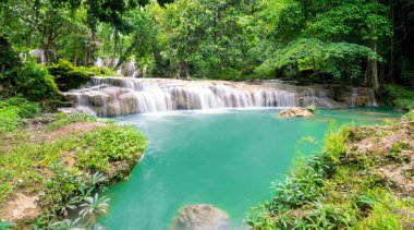 Barış şelale yıl boyunca su güzel. Zümrüt yeşili sudur. Doi Phu Nang Milli Park, Phayao, Tayland bulunan. Şelale doğa manzara
