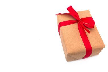 nesneleri Brown hediye kutusu papyon kırmızı kurdele beyaz izole yakın arka plan neşeli Noel ve mutlu yeni yıl kavramı