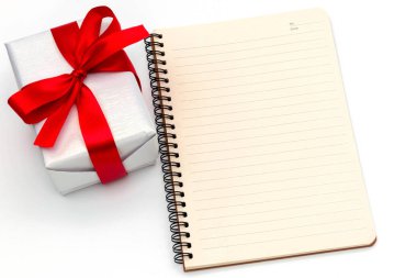 üstten görünüm nesneleri beyaz hediye kutusu papyon kırmızı kurdele ve üzerinde beyaz izole dizüstü kadar yakın arka plan neşeli Noel ve mutlu yeni yıl kavramı