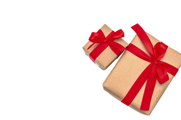 顶部视图对象棕色礼品盒领结领带红色丝带隔离在白色背景快乐圣诞节和快乐新年概念 — 图库照片