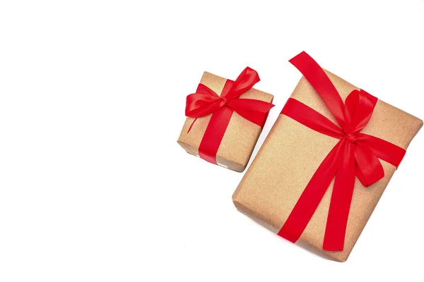 顶部视图对象棕色礼品盒领结领带红色丝带隔离在白色背景快乐圣诞节和快乐新年概念 — 图库照片