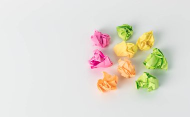 çok renkli yapışkan not kağıtları top beyaz arka plan office kavramı üzerinde hiçbir fikrim buruşuk.