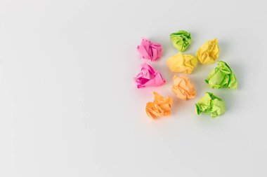 çok renkli yapışkan not kağıtları top beyaz arka plan office kavramı üzerinde hiçbir fikrim buruşuk.