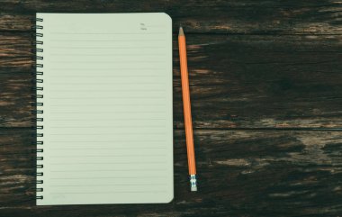 Eski ahşap zemin vintage tarzı üzerinde yerleştirilen sarı kalem ile not etmek