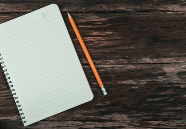 Eski ahşap zemin vintage tarzı üzerinde yerleştirilen sarı kalem ile not etmek