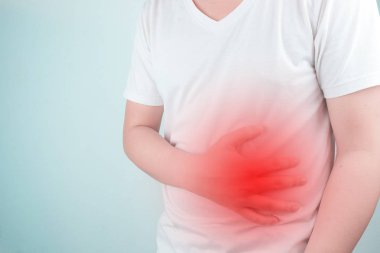Asya genç erkekler mide ülseri acı çekiyor. gastrit neden H. pylori bakteri sağlık ve sağlık sorunu kavramı enfeksiyon tarafından